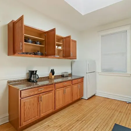 2-Bedroom Cozy Apt In Prime Location - Clark 2-3