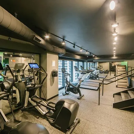 Gold Coast Luxury Home W/Rooftop Pool & Gym-3