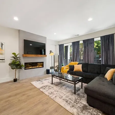 Stunning 2Br/2Ba Condo W/ Balcony By United Center-2
