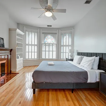 Free Parking And Room For All! Amazing 6 Bedroom In The Center Of It All! Apts-3