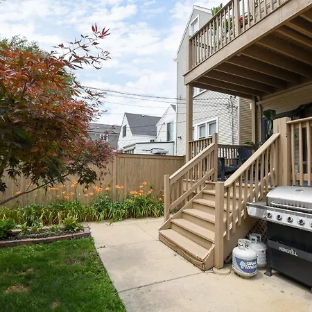 Cozy Garden Unit Located In North Center-2