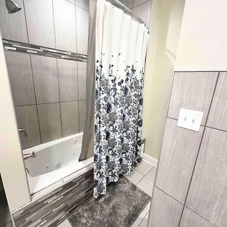 Beautifully Renovated House 10 Mins From Downtown-2