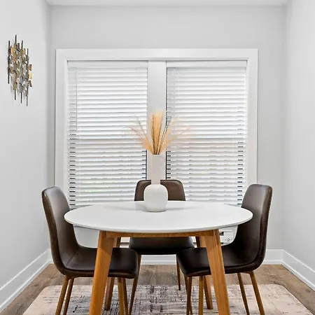 Stylish And Functional Studio Apartment - Brompton 61-66 Rep-2