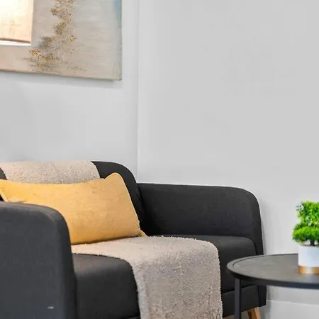 Stylish And Functional Studio Apartment - Brompton 61-66 Rep-3