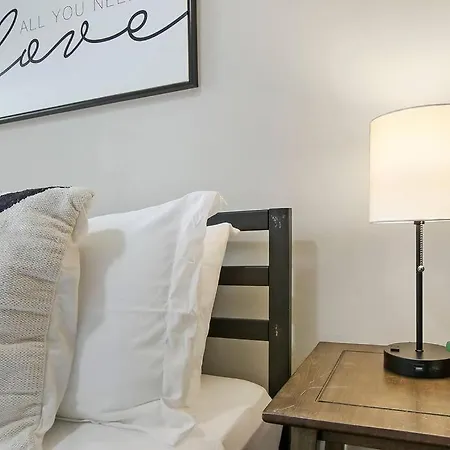 Warm & Inviting 2Br Apartment - Fullerton 1B-3