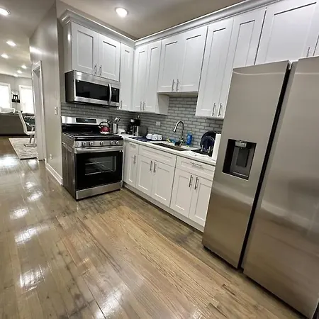 Exec Lux Home Wth 3 Level,6 Bdrms/3Bth & 2 Kitchen-2