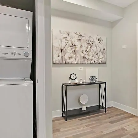 Great Location! 15 Min From Dt -Historic Hyde Park-3