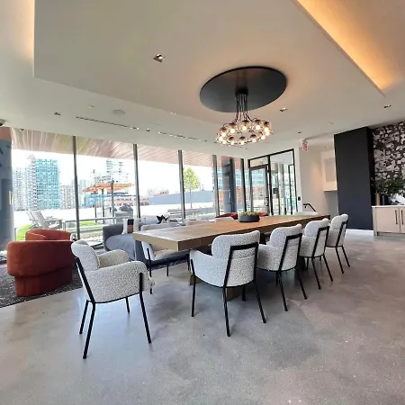 Brand New Luxe Convertible Studio/Downtown Views-3