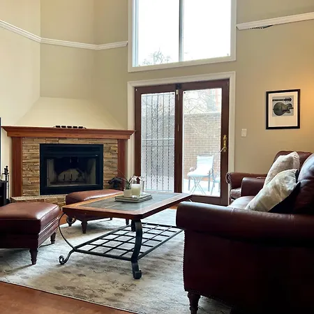 4 Bedroom Home In Best Location Parking Fireplace Back Yard Pets Welcome-3