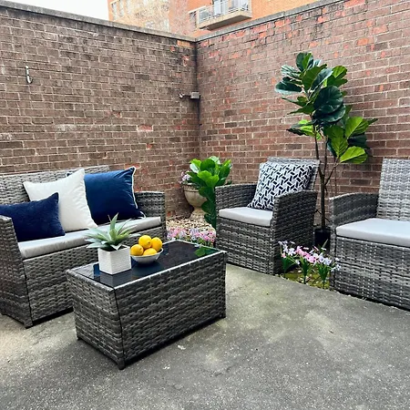 4 Bedroom Home In Best Location Parking Fireplace Back Yard Pets Welcome-3