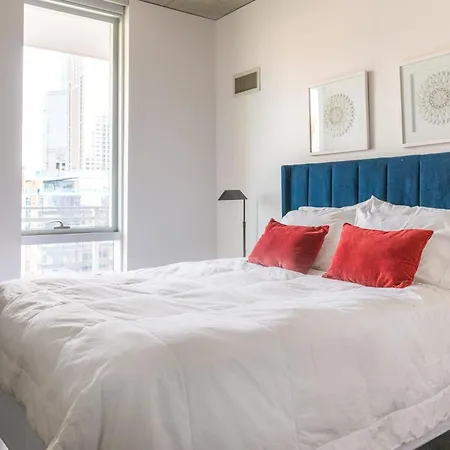 2B 2Ba Sophisticated Luxury Apartment With Balcony, Wi-Fi, Paid Parking On Premises-2