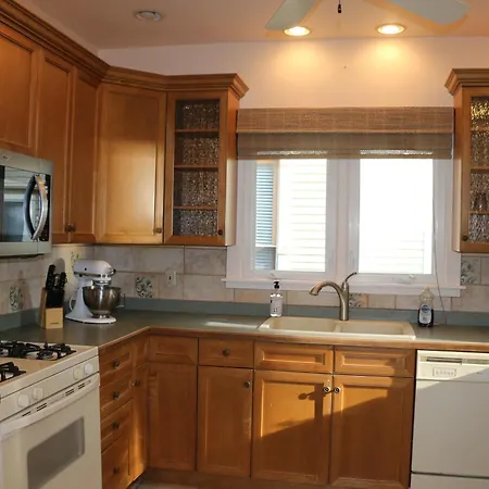 Historic Home With Outdoor Hot Tub Near Downtown In Public Transportation Hub-3