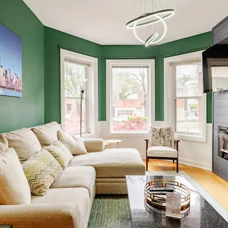 2 Bed Apt W/ Office, Free Parking, Near Wrigley-3