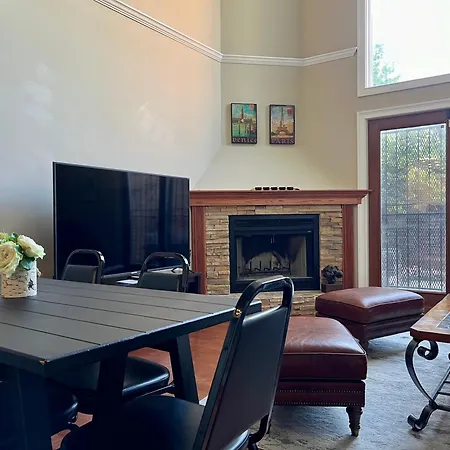 4 Bedroom Home In Best Location Parking Fireplace Back Yard Pets Welcome-3