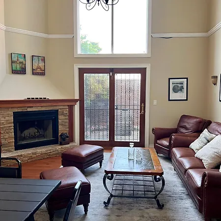 4 Bedroom Home In Best Location Parking Fireplace Back Yard Pets Welcome-3