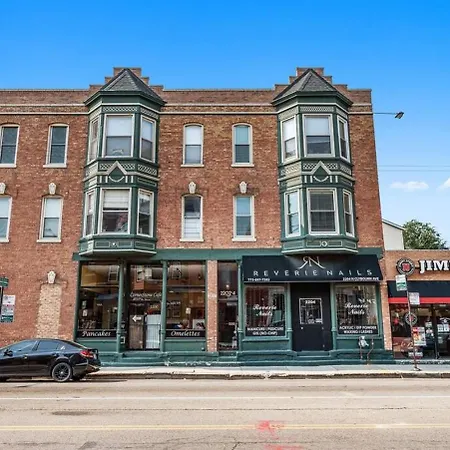 Lincoln Park 2 Bedroom Condo Wmid Century Flair-2