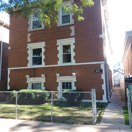 South Chicago Community Immersion In 2 Bedroom Apartment-3