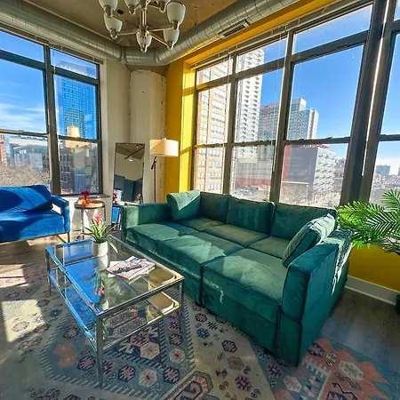 Bright 2Br Luxury Corner Suite With Optional Parking Sleeps 6 Guests Near Mccormick Place And Soldier Field-2