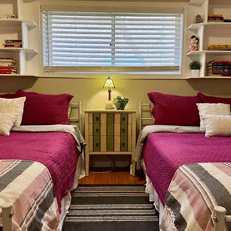 4 Bedroom Home In Best Location Parking Fireplace Back Yard Pets Welcome-2