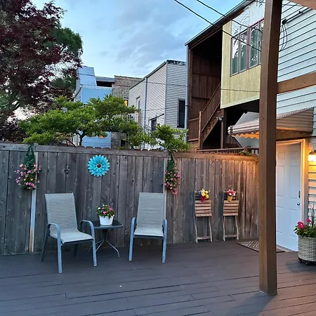The Wrigleyville Deluxe -Steps From Wrigley Sleeps 10-3