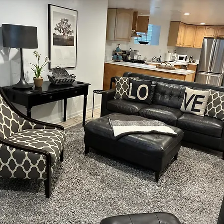 The Wrigleyville Deluxe -Steps From Wrigley Sleeps 10-2
