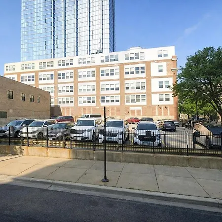 Group Friendly Spacious 3Br Suite With Optional Parking And Gym Access Sleeps 10 Guest Near Mccormick Place And Soldier Field-2