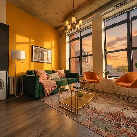Spacious 2Br Vacation Rental With City View, Optional Parking And Gym Near Mccormick Place & Downtown Chicago Attractions-3
