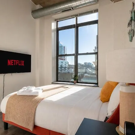 Spacious 2Br Vacation Rental With City View, Optional Parking And Gym Near Mccormick Place & Downtown Chicago Attractions-2