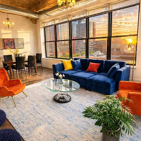 Mccormick Place Downtown: Luxurious 3BR/2BA for 10-2