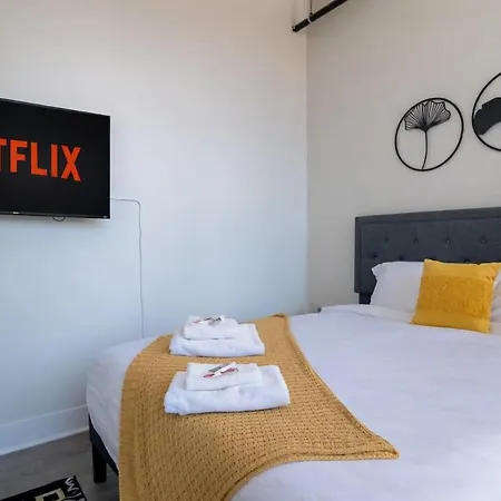 Mccormick Place Stylish Corner Suite With Optional Parking And Gym Access Sleep 6 In South Loop Chicago-2
