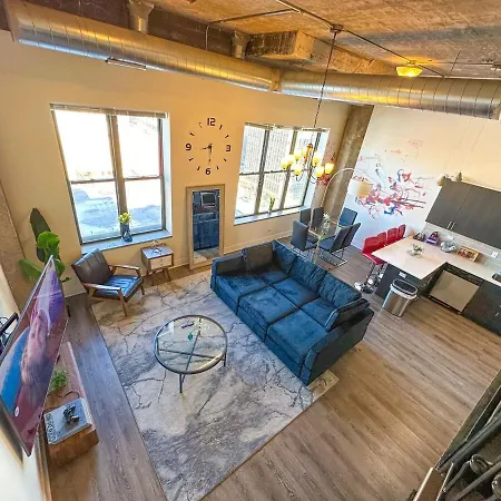 Mccormick Place 3Br Luxury Penthouse Duplex With Personal Rooftop And Optional Parking For 8 Guests In Chicago South Loop-3