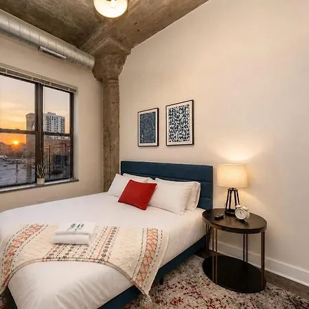Modern South Loop 2Br Apartment With View Of Skyline Patio And Gym Access Near Mccormick Place Convention Center & Museum Campus-2