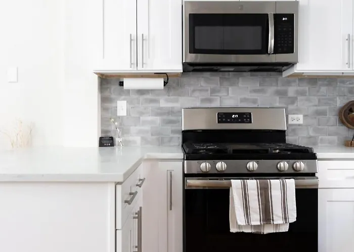 Frontdesk Updated West Town 2 Bedroom Apt With W&D Chicago