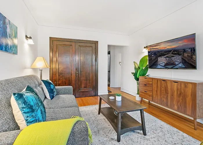 Furnished 1Br Apt With Natural Light & King Beds - Larchmont All Rep