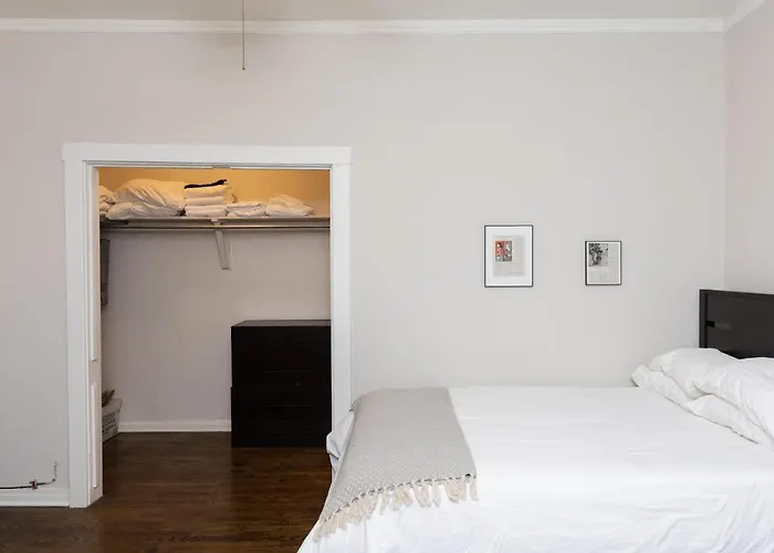 Frontdesk Open Studio Apt Near Promontory Point
