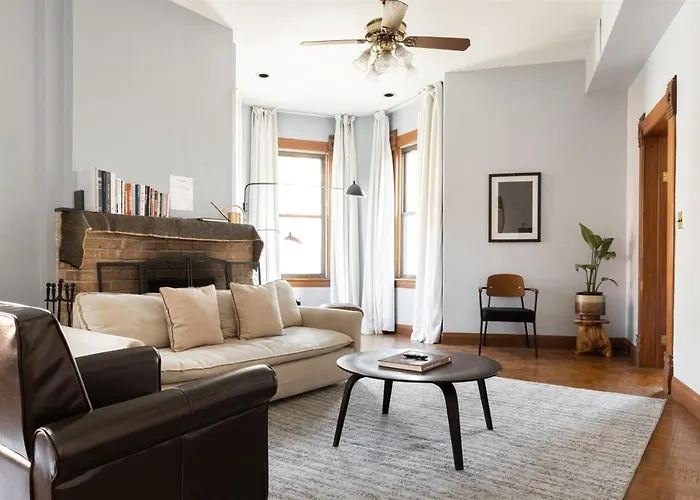 Frontdesk Classic 2 Bedroom Apt In Lincoln Park