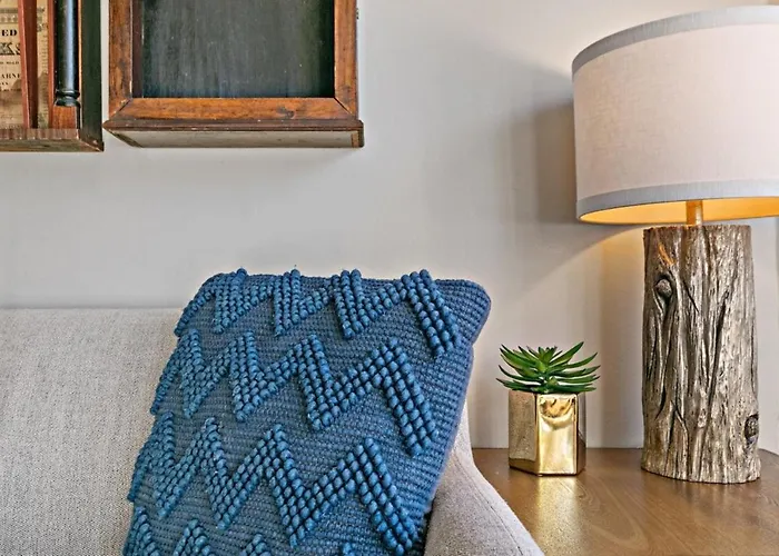 Feel The Vibe 2Br Designer Apartment - Halsted 3D
