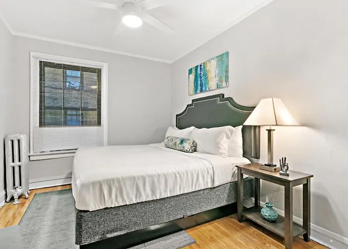 1Br Modern Lakeview Apt Close To Dining - Oakdale 2S