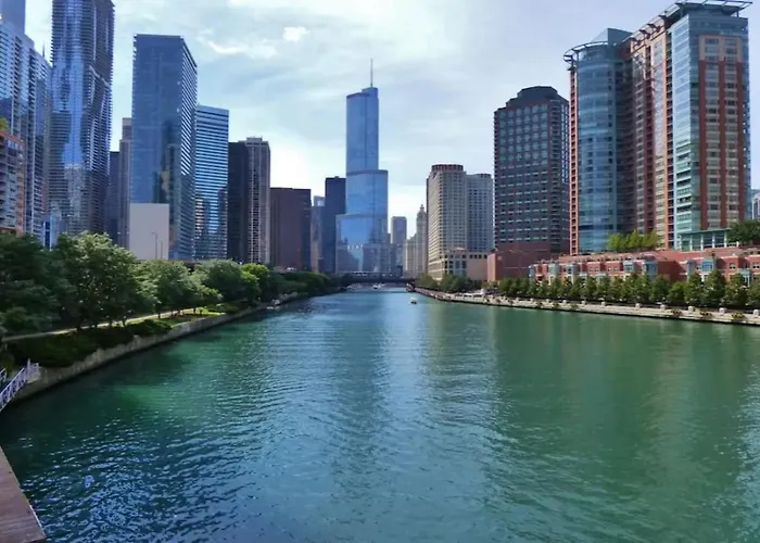 2Br Airy & Tidy Apt With Free Covered Parking - Central Modern Chicago