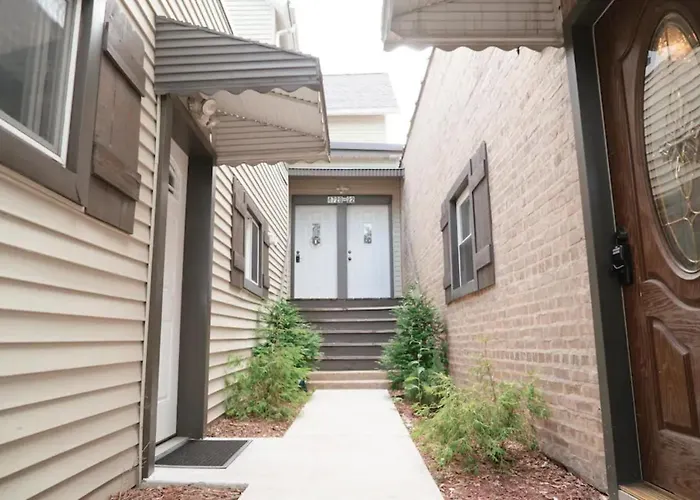 2Br Airy & Tidy Apt With Free Covered Parking - Central Modern Chicago