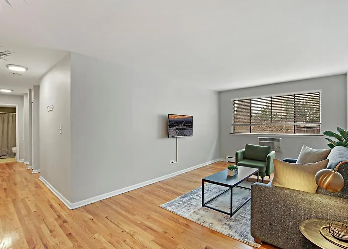 Decom Inviting 2-Bedroom Prime Chicago Apt - Oakdale 512