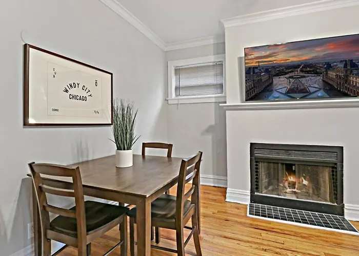 Decom Vibrant & Well-Furnished 2Br Apartment - Roscoe 1A