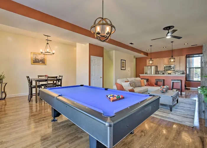 2-Story Modern Apt About 5 Mi To Dtwn Chicago!
