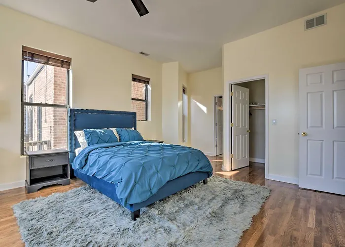 2-Story Modern Apt About 5 Mi To Dtwn Chicago!