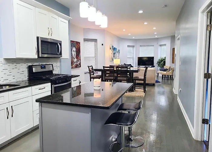 Beautiful 2 Bedroom 2 Bath Near United Center