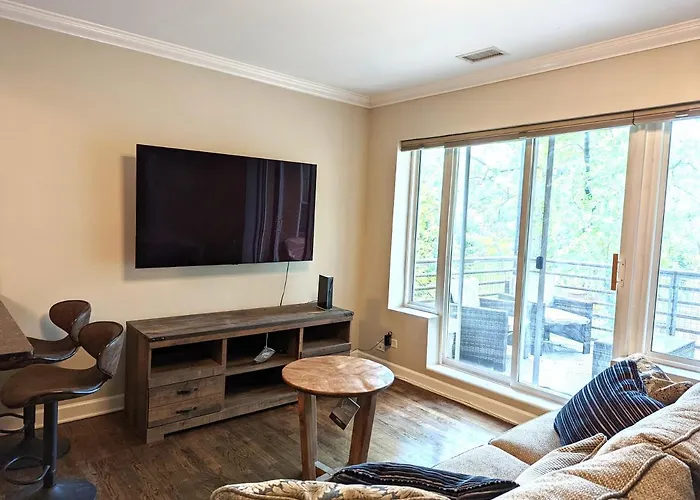 Cozy 2-Bedroom 2-Bath Condo Near Transit Station