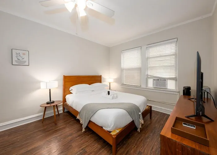 Frontdesk Studio Apt Near South Shore Center