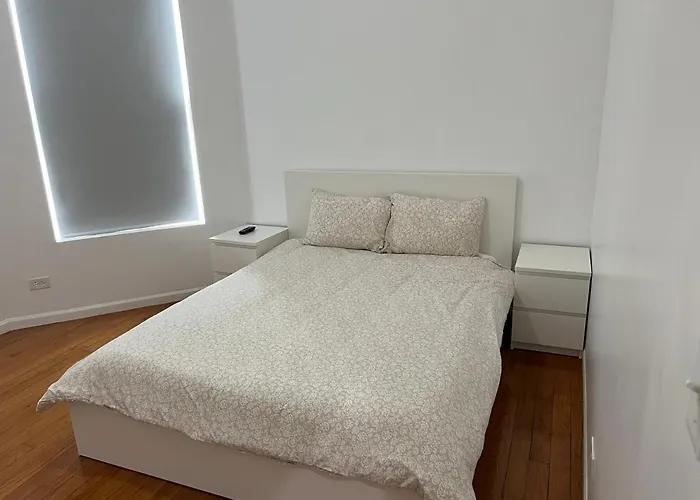 Adorable 2 Bedroom Apartment With Free Street Parking