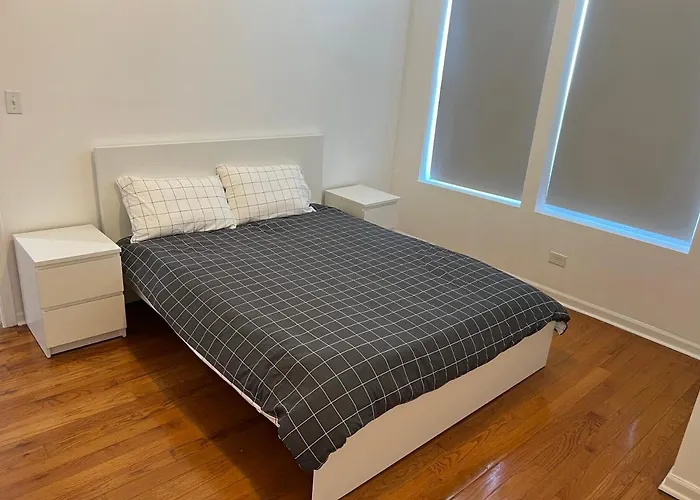 Adorable 2 Bedroom Apartment With Free Street Parking