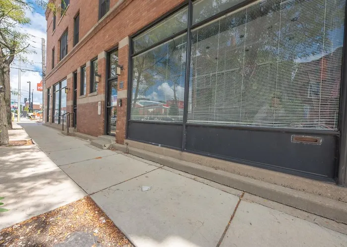 Classic Bucktown 2 Bd With Work Station By Zencity
